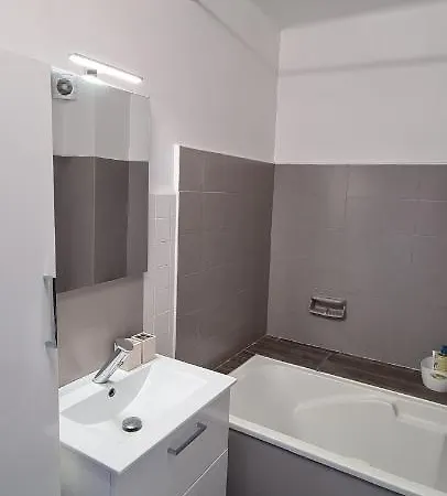 Centre, 3p/terrasse , 300 M Plages. Apartment *