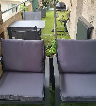 Centre, 3p/terrasse , 300 M Plages. Apartment
