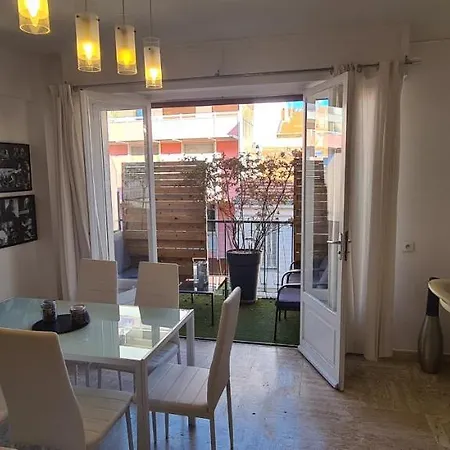 Centre, 3p/terrasse , 300 M Plages. Apartment